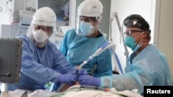 TƯ LIỆU: Các bác sĩ đặt ống thở cho một bệnh nhân COVID-19 tại Bệnh viện Providence Mission ở Mission Viejo, bang California, ngày 8 tháng 1, 2021.