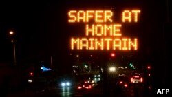 Một bảng điện tử nhắc nhở người lái xe về sắc lệnh ở nhà của Quận Los Angeles có hiệu lực trong ba tuần tới, ngày 1 tháng 12, 2020.