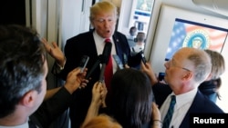 美国总统川普乘空军一号飞往河内途中回答记者提问(2017年11月11日资料照片)