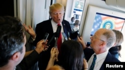 美国总统川普乘空军一号飞往河内途中回答记者提问(2017年11月11日)