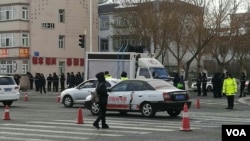 2017年2月16日,大庆警察封锁路口,防止人群聚集。