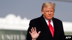 资料图:特朗普总统在安德鲁斯空军基地登上空军一号前挥手示意(2020年12月12日)