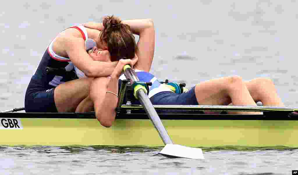 Vận động viên Heather Stanning và Helen Glove vui mừng sau khi đoạt huy chương vàng chèo thuyền đôi nữ tại Eton Dorney.