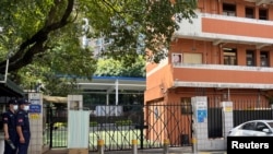 2024年9月19日,深圳日本人学校外,一名10岁日本男童在前往学校的途中遇刺身亡后,保安们校门外保持警戒。