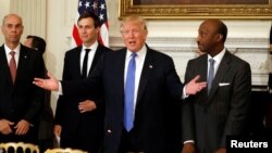 Tổng thống Hoa Kỳ Donald Trump gặp gỡ các lãnh đạo doanh nghiệp hàng đầu tại Toà Bạch Ốc, ngày 23 tháng 02 năm 2017.