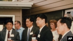 图为1985年习近平任河北正定县委书记时,率团到爱奥华州马斯卡廷考察