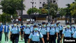 香港当局不批准7月1日民众举行抗议集会后出动大批警察封了维多利亚公园。(资料照:2021年7月1日)