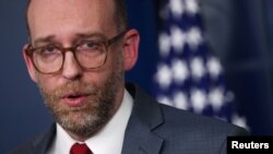 白宫预算管理办公室代理主任沃特(Russell Vought)2019年3月11日就政府预算问题在白宫举行记者会。