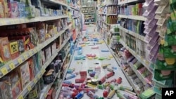 2015年1月21日,台湾西南部的嘉义市发生规模6.4强震及多次有感余震,台南一家超市的货物被震倒在过道上。