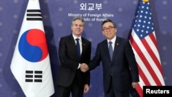 美国国务卿布林肯和韩国外长赵泰烈(右)在首尔外交部举行的工作午餐会上握手。(2025年1月6日)