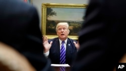 川普总统在白宫与国会议员会谈