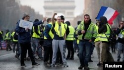 身着黄背心的示威者在凯旋门前抗议。(2018年11月24日)