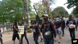 缅甸民众4月3日在仰光街头游行,抗议军人统治。