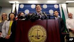 华盛顿州司法部长在记者会上鲍勃·弗格森谈上诉法庭拒绝解除对川普总统旅行禁令的禁止令(2017年2月9日)