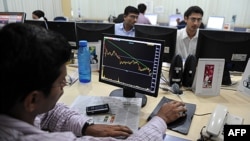 Ảnh minh hoạ - Không ít công chức nhà nước phải tìm thêm thu nhập ngoài để trang trải cuộc sống.