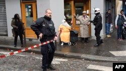 Seorang anak perempuan Palestina duduk di atas kursi sofa, setelah pasukan Israel menghancurkan rumah keluarganya di desa Al-Eizariya, Yerusalem timur, Tepi Barat.