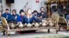 Seorang seniman AS, Andrea Decker, bermain gamelan bersama kelompok gamelan di California (foto: dok. pribadi)