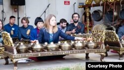 Seorang seniman AS, Andrea Decker, bermain gamelan bersama kelompok gamelan di California (foto: dok. pribadi)