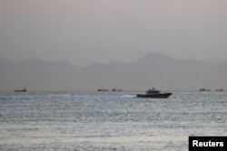 一艘台湾海警船驶过马祖群岛南岸岛海域的中国海岸。(2022年8月16日)