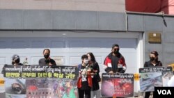 မြန်မာနဲ့ကိုရီယား နိုင်ငံသားများ မြန်မာစစ်သံရုံးနဲ့ မြန်မာသံရုံးရှေ့မှာ ဆန္ဒပြ (ဓါတ်ပုံ - မြန်မာ့ဒီမိုကရေစီအင်အားစုများ - ကိုရီးယား)