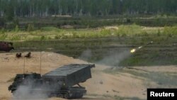 Британія вже надала українській армії кілька ракетних систем залпового вогню M270, які відрізняються гусеничною ходовою частиною від колісної, яку мають надані Україні американські HIMARS.