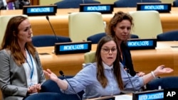 2022年9月20日,冰岛总理雅各布斯多蒂尔在联合国总部举行的第77届联合国大会妇女领袖平台会议上向与会者发表讲话。(美联社照片)