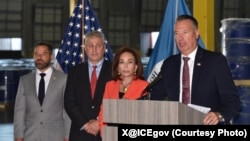 美国移民和海关执法局代理局长莱昂斯和联邦地区检察官皮罗等官员在德克萨斯州休斯顿附近的帕萨迪纳举行记者会,谈论当局缴获的从中国运往墨西哥贩毒集团的大批毒品前体。(2025年9月3日)