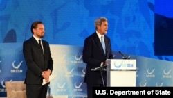 国务卿克里在“我们的海洋”会议上介绍演员和环保活动人士迪卡普里奥(图片来源:美国国务院)