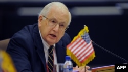 前美国驻华大使芮效俭2012年在马尼拉举行的东盟与美国名人小组第一次会议上发言。