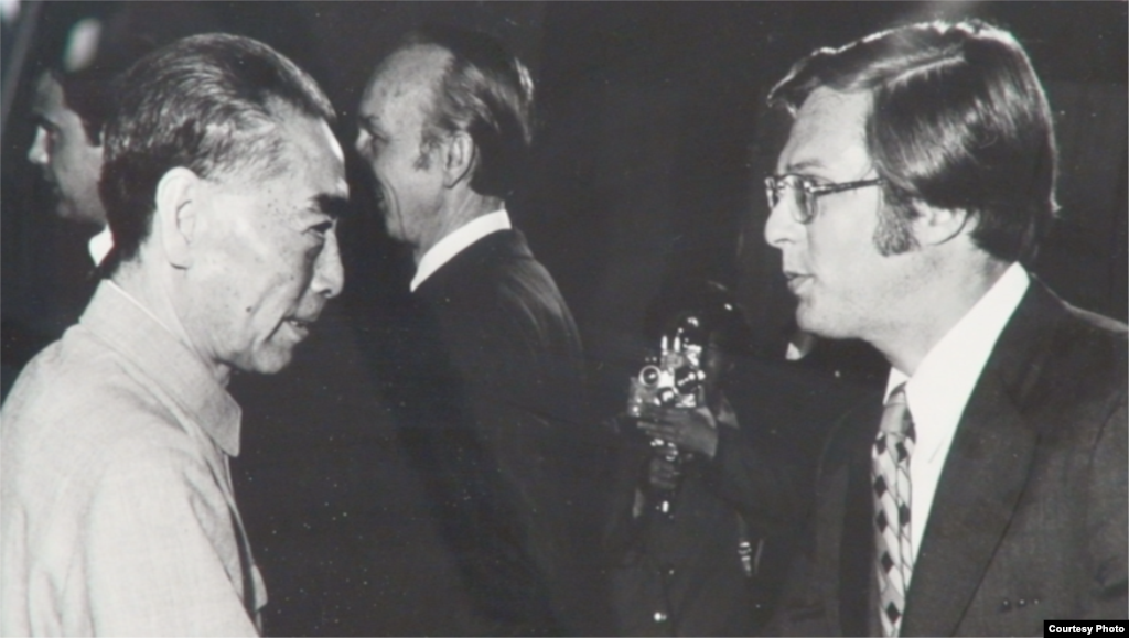 1971年周恩来与洛德在人民大会堂。2012年1月, 洛德告诉美国之音:“显然,台湾是尼克松打开中国大门之行的最敏感议题。我不需要再详细阐述。双方都表现出远见和勇气,并基本上达成协议,把这个问题搁置一边、以后再解决,寻求美中建交,美台断交。”