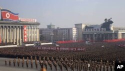 朝鲜军民在平壤金日成广场集会抗议联合国的一个委员会通过谴责朝鲜人权的决议。(2014年11月25日)