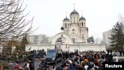 3月1日,亲友和支持者聚集在为俄罗斯反对派领导人阿列克谢·纳瓦尔尼(Alexey Navalny)举行葬礼的教堂前。
