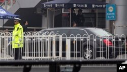 2018年3月27日,在北京火车站,在严密戒备下的一辆没有车牌的豪华轿车,轿车侧面带有金色徽章。