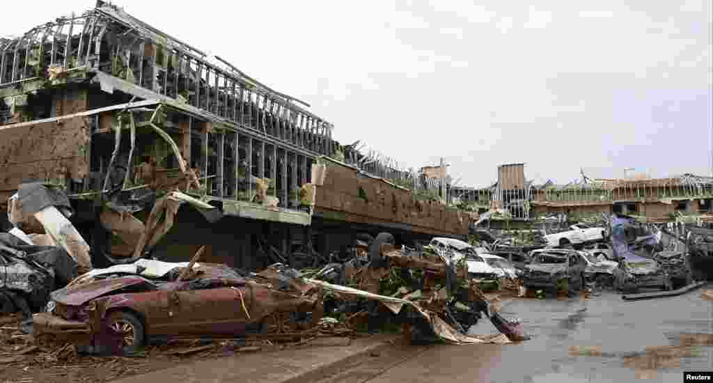 Cảnh tượng đổ nát tại bãi đậu xe của bệnh viện Moore sau cơn lốc xoáy, ngày 20/5/2013.