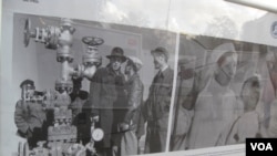 7月份习近平访俄时,俄罗斯在莫斯科组织图片展览介绍两国密切关系,其中一幅图片显示苏联专家1957年在新疆克拉玛依油田。