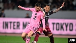 效力美国国际迈阿密俱乐部的球星梅西2024年2月7日晚出场在日本东京与日职球队神户胜利船踢友谊赛。（法新社）