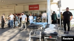 上千台手持寻呼机周二(9月17日)几乎同时在黎巴嫩和叙利亚部分地区爆炸。这是黎巴嫩一家医院外民众聚集的情形(2024年9月17日)