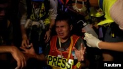 资料照:香港防暴警察使用的胡椒喷雾击中一名记者。(2019年9月23日)