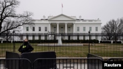 在美国联邦政府部分关闭期间一名美国特勤人员在白宫外继续其警卫职责。(2019年1月12日)