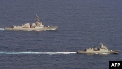 资料照:美国和菲律宾军舰在巴拉望以西的海域共同巡航。(菲律宾军方提供)