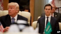 Cố vấn cao cấp Nhà Trắng Jared Kushner (phải) dự một cuộc họp giữa Tổng thống Trump (trái) với các nhà lãnh đạo tại Hội nghị thượng đỉnh của Hội đồng Hợp tác Vùng Vịnh, ở Riyadh, Ả-rập Saudi, ngày 21 tháng 5, 2017.
