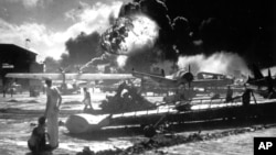 珍珠港的美国海军军人观看美国驱逐舰在日本偷袭下爆炸(1941年12月7日)