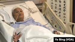 2018年4月13日,中共党史专家李锐在医院病房庆祝101岁生日。(美国之音叶兵拍摄)