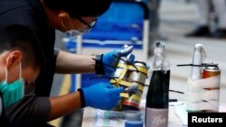 一名香港警察在检验理工大学校园里的危险品证据。(2019年11月28日)