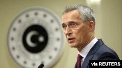 资料照片:北约秘书长斯托尔滕贝格在土耳其首都举行记者会。(2020年10月5日)