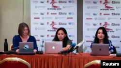 人权活动人士在希腊雅典举行记者会要求抵制北京冬奥会。(2021年10月19日)