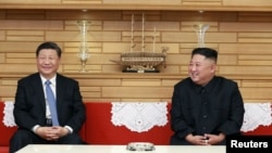 朝鲜领导人金正恩在平壤会晤到访的中国国家主席习近平。(朝鲜官媒朝中社2019年6月21日发布)