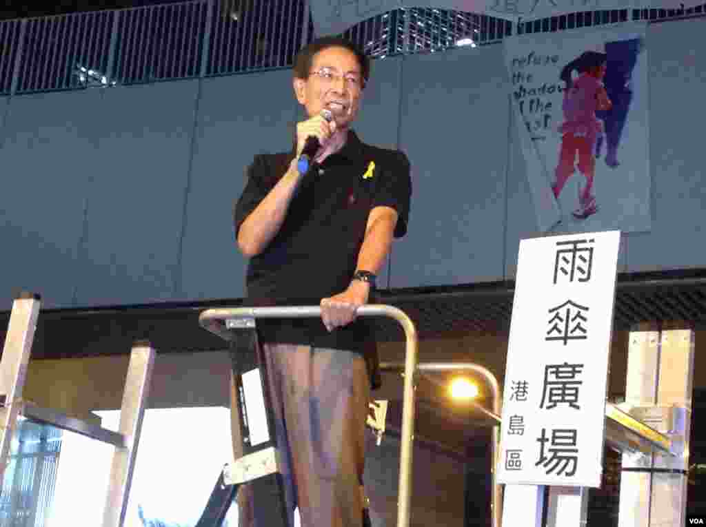 数以千计市民学生周日继续坚守金钟占领区（美国之音海彦拍摄）