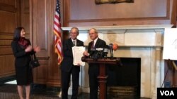 美国参议院外委会主席里施2019年5月8日在国会山酒会中致赠台湾驻美代表高硕泰精印本参议院通过的“重新确认美国对台湾及执行台湾关系法承诺”决议案(美国之音锺辰芳拍摄)