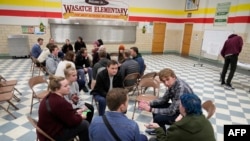 2024 年3月5日,在犹他州的共和党党团选举中,一些选民聚集在一起讨论共和党总统候选人和其他议题。